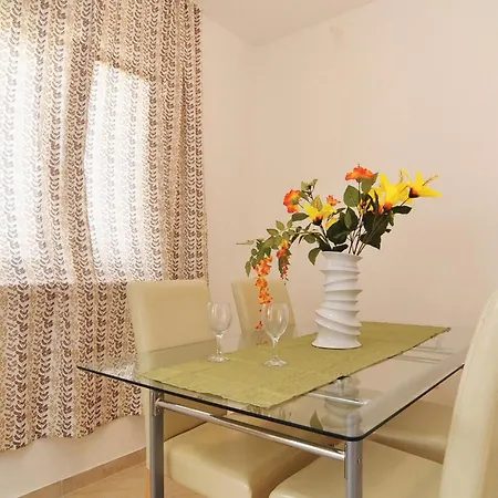 2 Bedroom In Apartman Nin